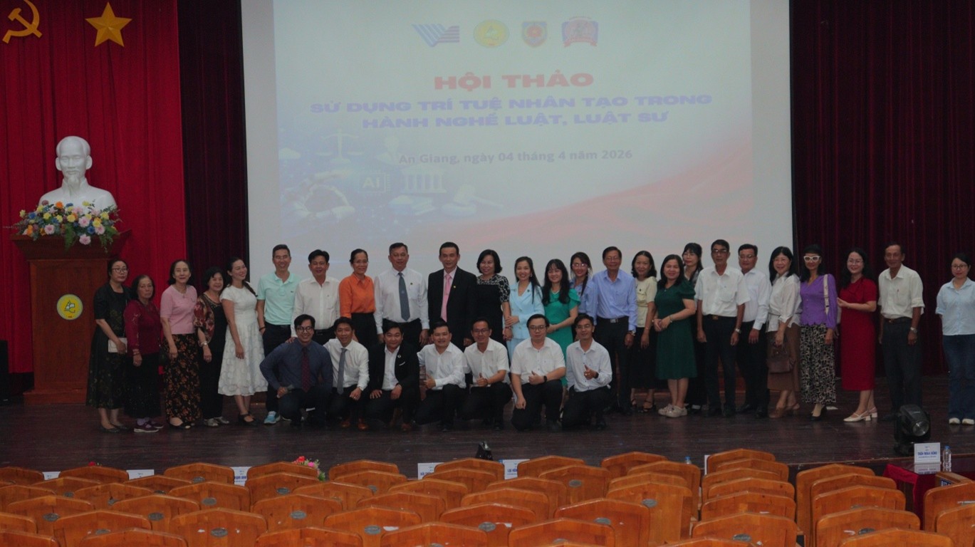 Đại biểu tham dự chụp ảnh lưu niệm tại Hội nghị